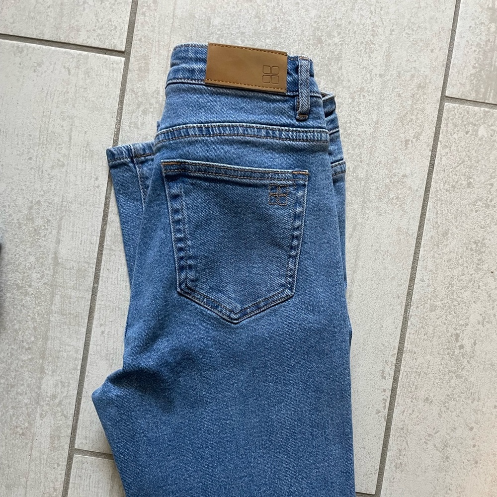 Skinny leg high waisted jeans